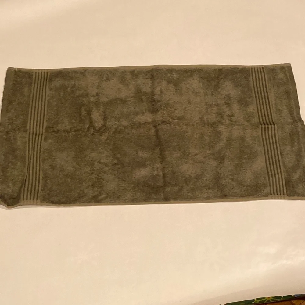 NEW BNWOT Home spa Olive green Large Hand towel 15.5